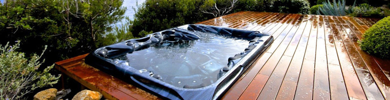 Aufnahme eines dunklen Marken-Whirlpools outdoor in einer Terrasse.