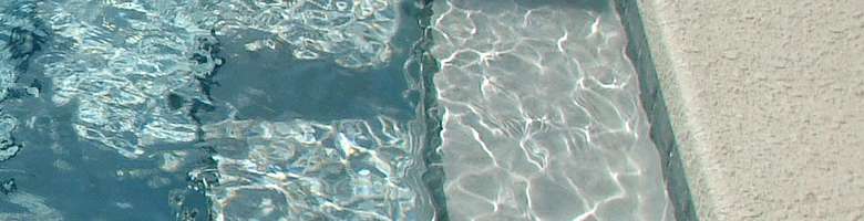 Whirlpoolwasser, das die Sonne reflektiert