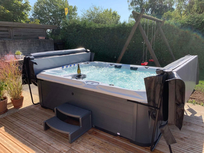 Wohin mit der Abdeckung für den Jacuzzi? Zweiflügelige Abdeckung in harmonischer Balance