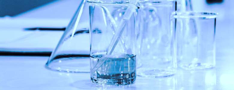 Glasbehälter für anorganisches Chlor für Schockchlorung bei glitschigem Whirlpool
