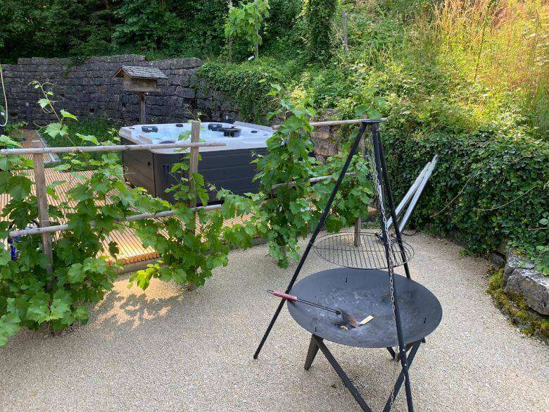 Gestaltung der Terrasse mit Whirlpool und Grill: Private Backyard