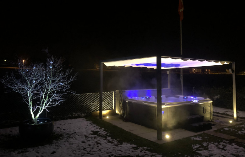 Beleuchteter Outdoor-Whirlpool