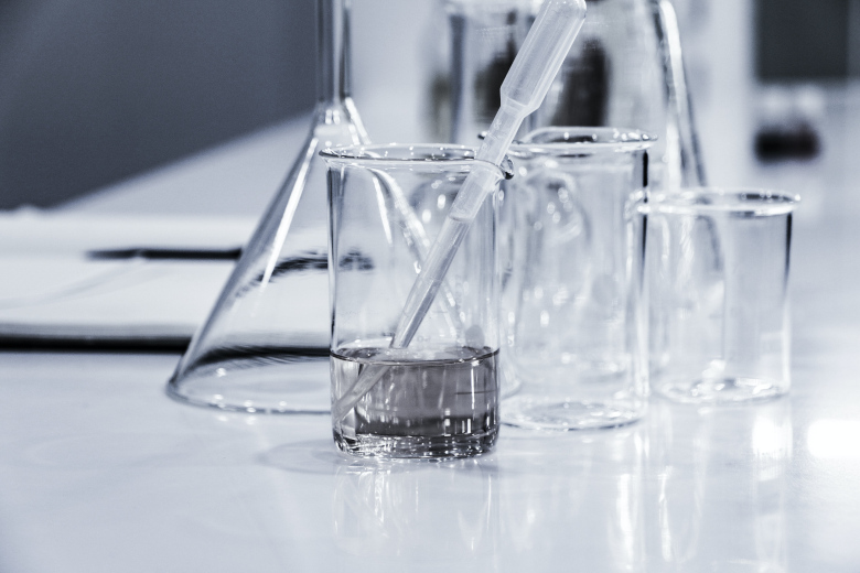 Chlor und andere Chemikalien in Reagenzgläsern