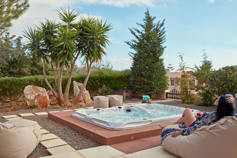 Whirlpool im Garten: Eingelassen in Kiesbett