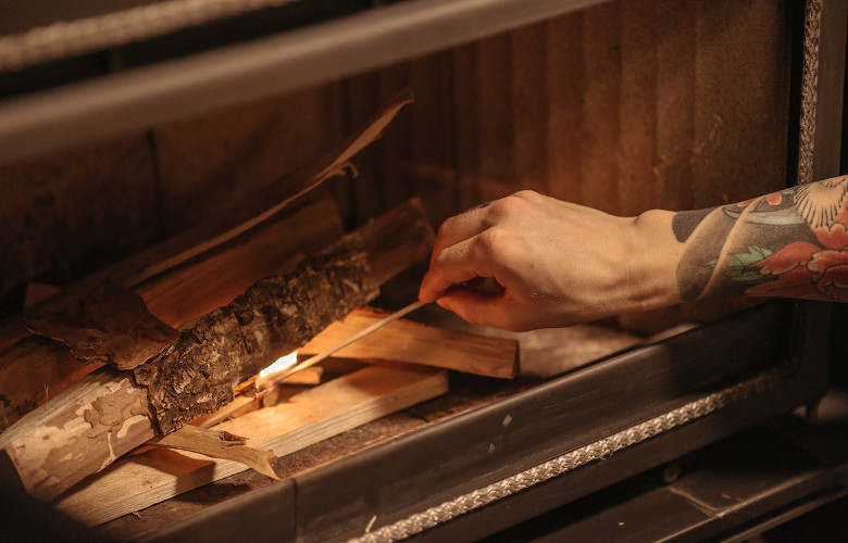 Entzündung eines Holzfeuers in einer finnischen Sauna