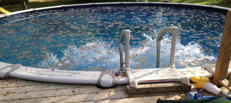Blätter und Schmutz im Pool können mit Flockungsmittel entfernt werden