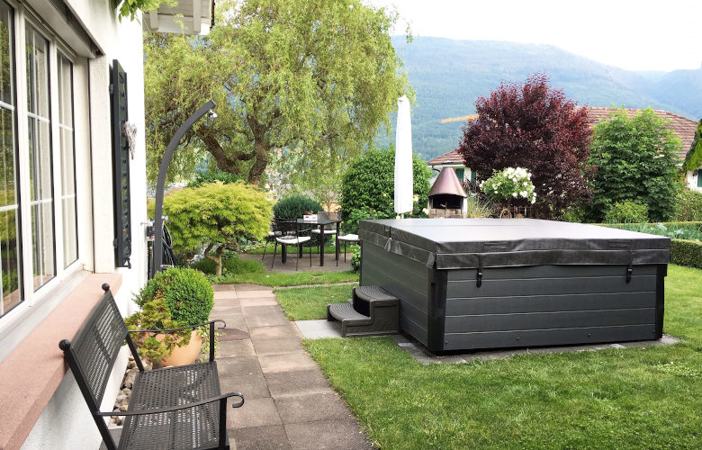 Freistehender Whirlpool im Garten