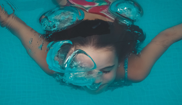 Person schwimt in kleinem Pool mit Gegenstromanlage: Kosten-Fazit