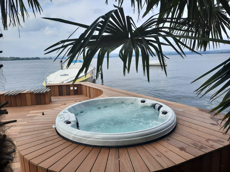 Whirlpool unter Palmen am Meer