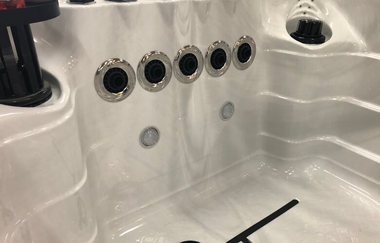 Düsen in einem leeren Whirlpool