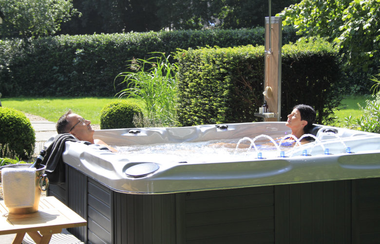2 Personen Baden im Whirlpool im Garten: Preis versus Genuss