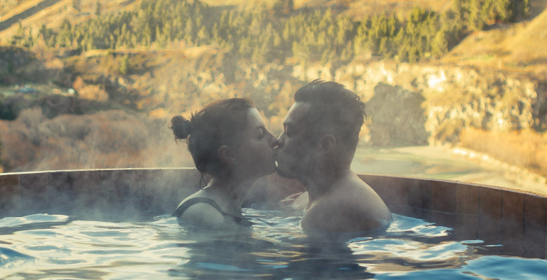Geheizter Jacuzzi-Pool mit Paar