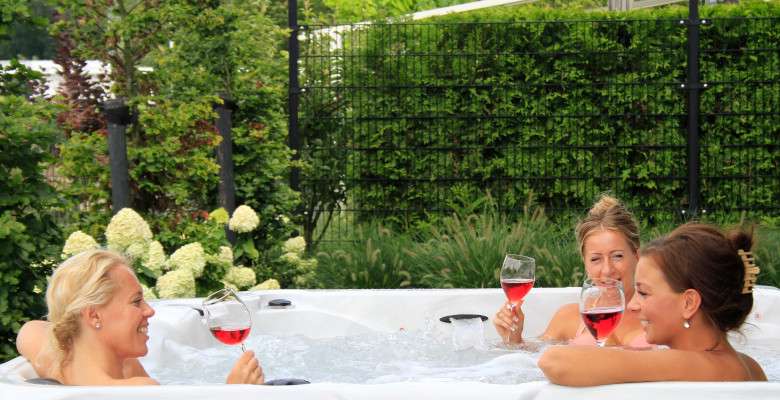 Badende im Whirlpool / Jacuzzi-Pool an der Grundstücksgrenze