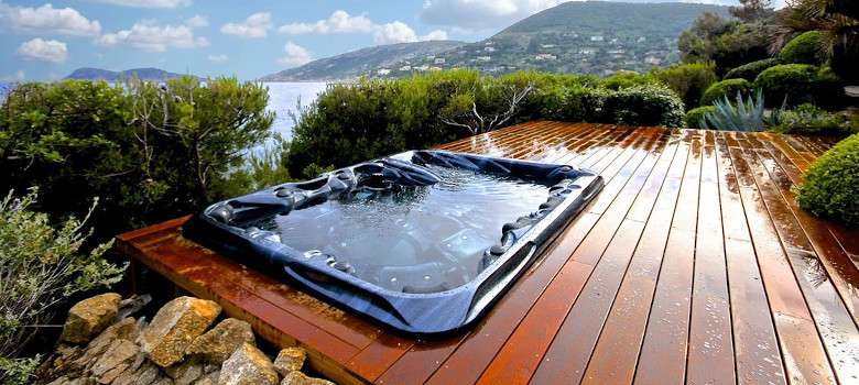 Jacuzzi-Pool in Hanglage mit Holz-Plattform