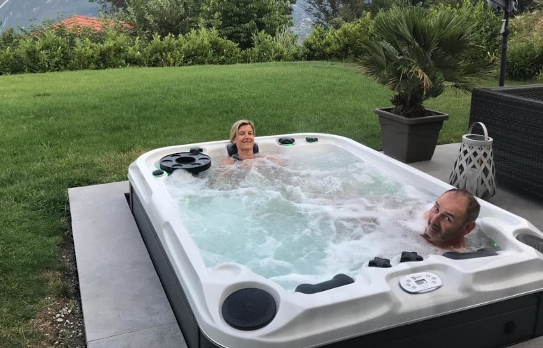 Whirlpool teilversenkt eingelassen in Terrasse