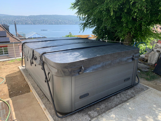 Abgedeckter Whirlpool: Das Becken nicht offen lassen