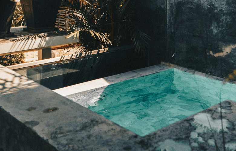 Eckiger Whirlpool aus Beton