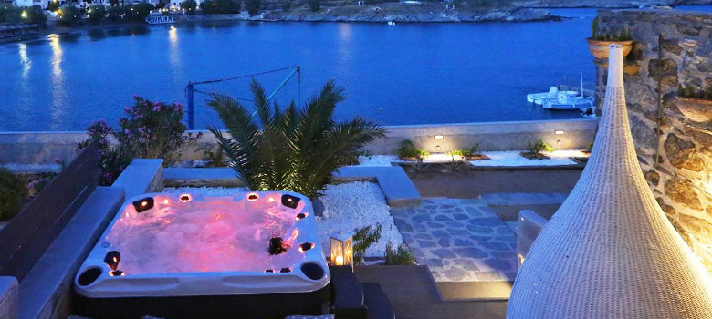 Outdoor-Luxus-Whirlpool mit romantischer Beleuchtung