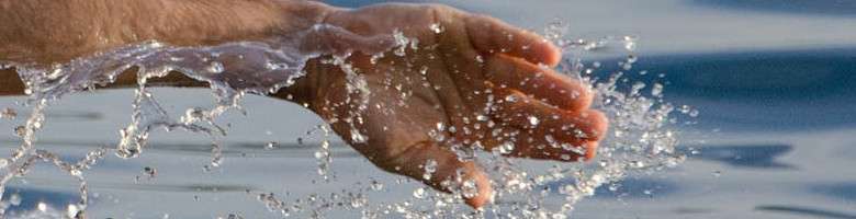 Pool mit Gegenstromanlage: Hand im Wasser