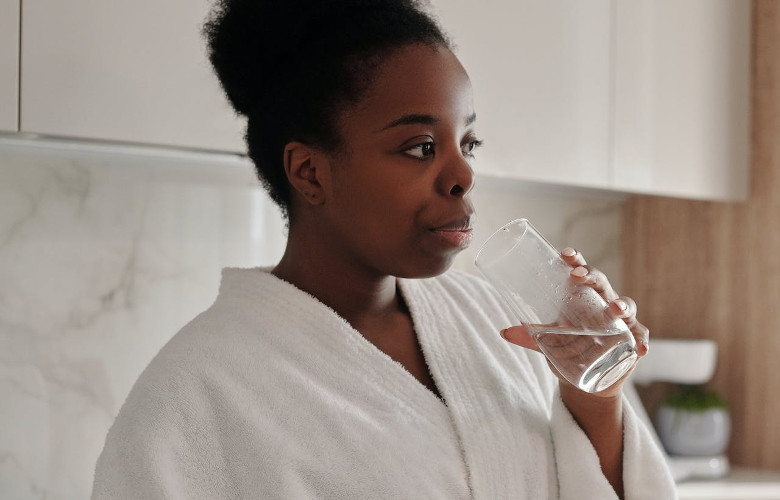 Frau trinkt ein Glas Wasser