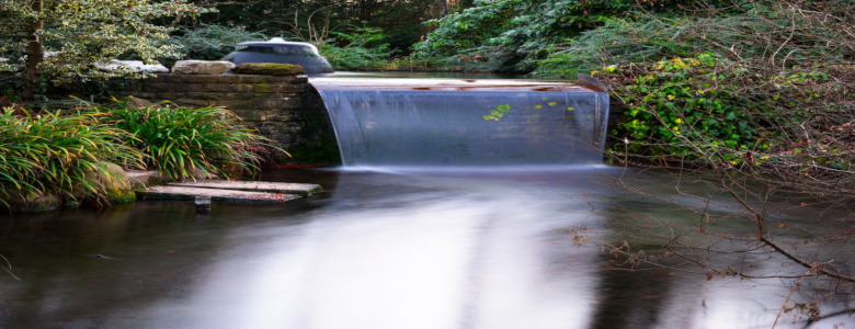 als eine Ebene angelegter Wasserfall im Schwimmteich