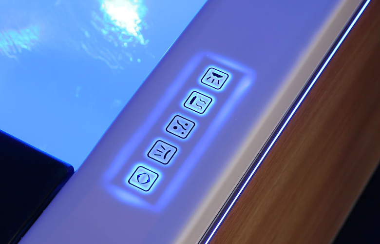 Steuerung einer modernen Sprudelbadewanne