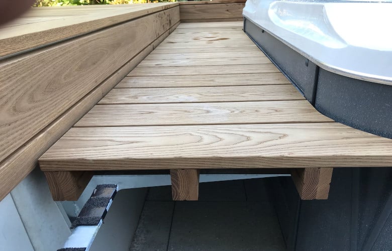 Swimspa teilversenkt: Service-Schacht