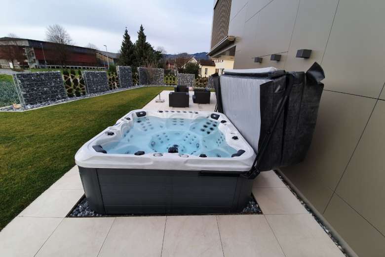 whirlpool untergrund garten mix aus kieselsteinen und fliesen