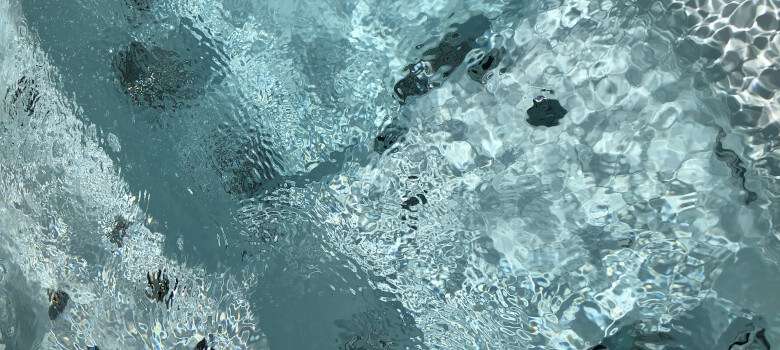 Sprudelndes Wasser in einer Eckbadewanne mit Whirlpool