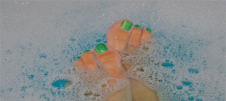 Wassermassage der Füsse im Whirlpool