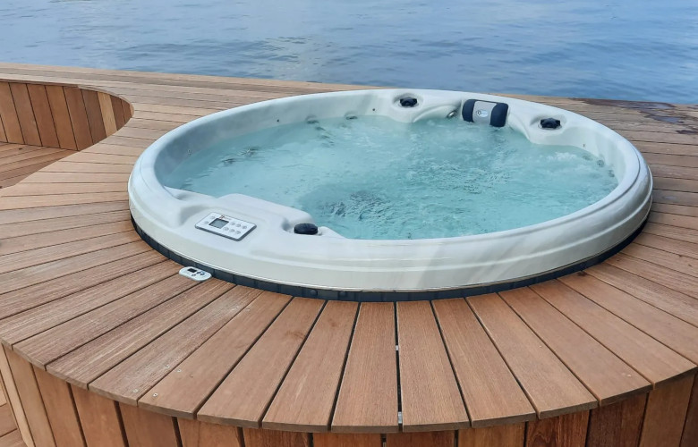 Whirlpool Garten in Holz-Konstruktion eingelassen Whirlpool Garten rund und eingelassen in Holz-Konstruktion