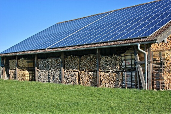 Hausdach mit Solar-Anlage und Brennholzstapeln