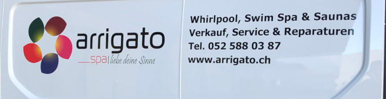 Die Kontaktdaten von Arrigato auf einem Firmenlieferwagen (Seitenansicht).