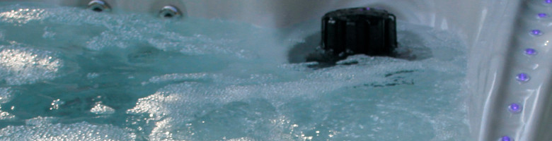 Wir sehen Wasser in einem Whirlpool sprudeln (Detailaufnahme).