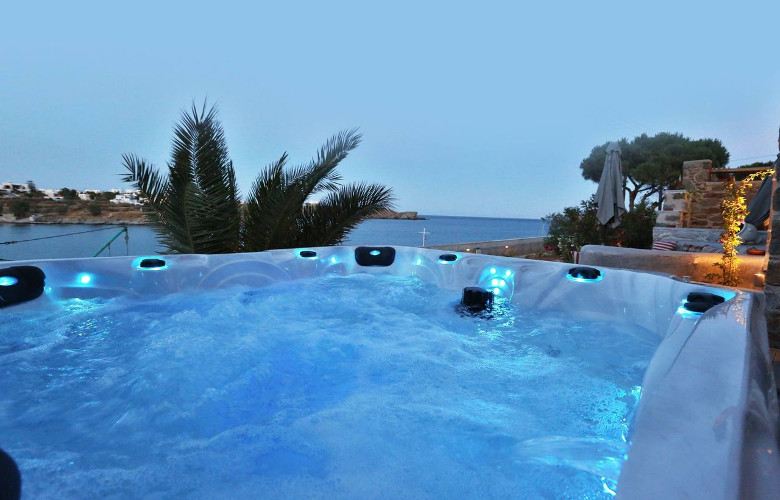 Whirlpool mit eingeschaltetem blauen Licht