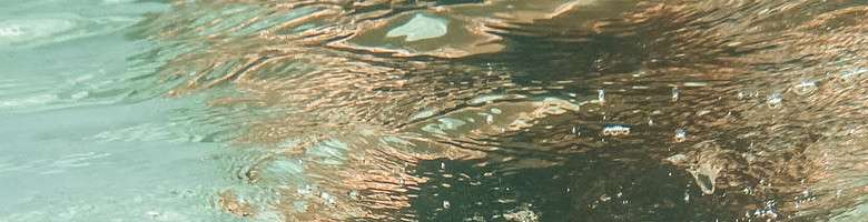 Wie viel Liter in einen Whirlpool passt, kommt auf mehrere Faktoren an Whirlpool-Liter: Wasser