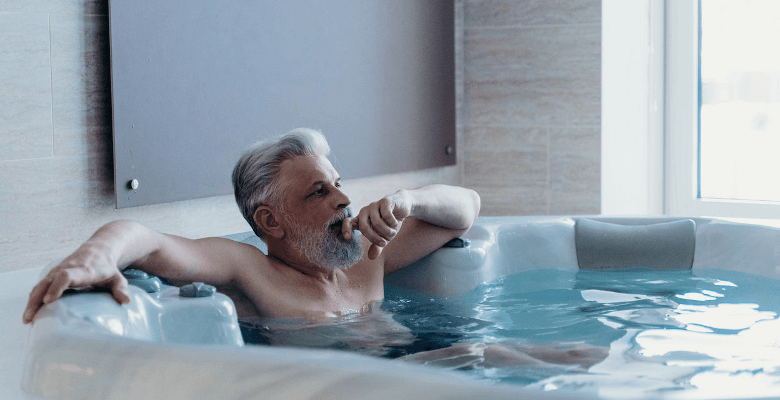 Whirlpool mit Wärmetauscher nutzen: Mann wägt ab