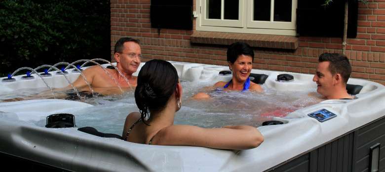 Whirlpool steht nahe an einer Hauswand: Pool-Genuss zuhause