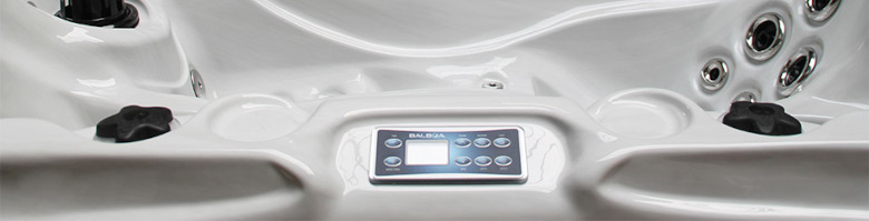 Nahaufnahme eines Swimmingspools mit Display, das u. A. Infos zur Ozonator-Lebensdauer liefer kann.