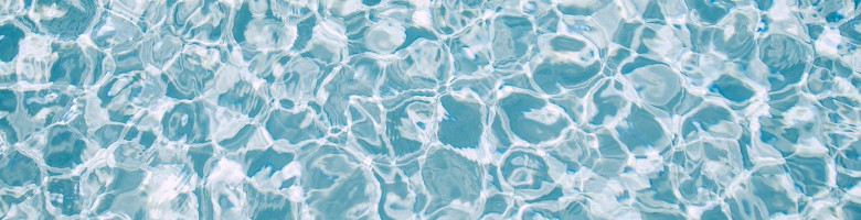 Wir sehen die Grossaufnahme einer sprudeligen Oberfläche von sehr klarem Wasser.
