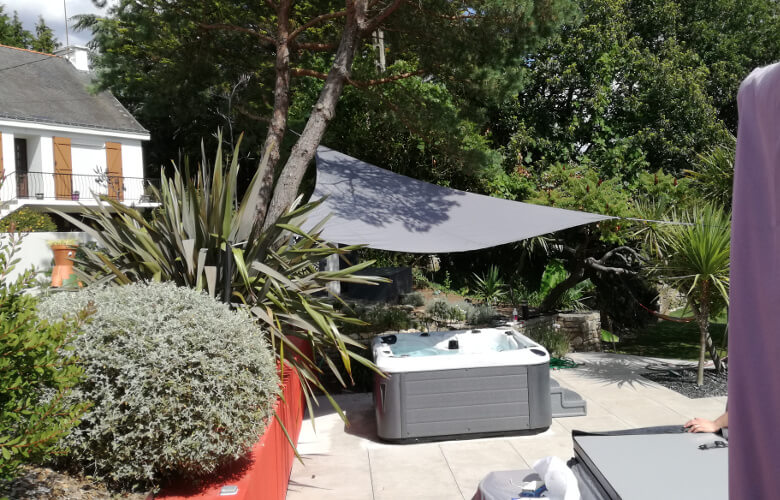 Whirlpool outdoor mit Sonnensegel