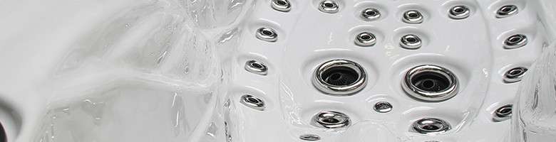 Die Düsen bei der Whirlpool-Restwasserentleerung einzeln absaugen