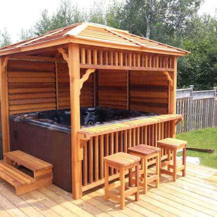 Gazebo aus Zedernholz für Sichtschutz am Outdoor-Whirlpool
