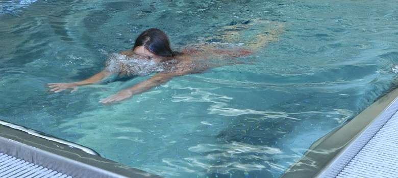 Frau in Pool: Wie gross muss er für die Gegenstromanlage sein?