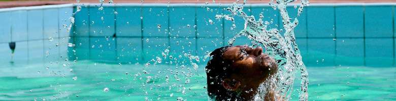 Mann badet: Wie lang muss ein Pool sein um schwimmen zu können?