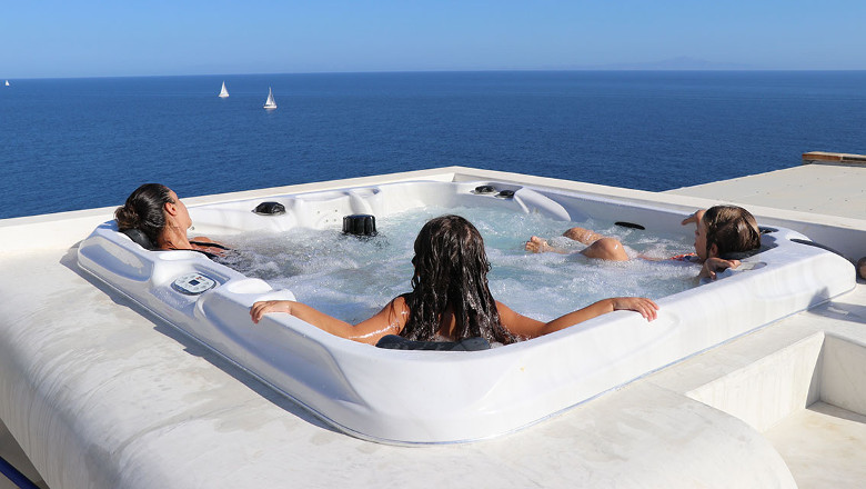 Frauen entspannen im Whirlpool