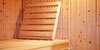 Sauna für zuhause kaufen - Bank mit hochgeklappter Kopfstütze