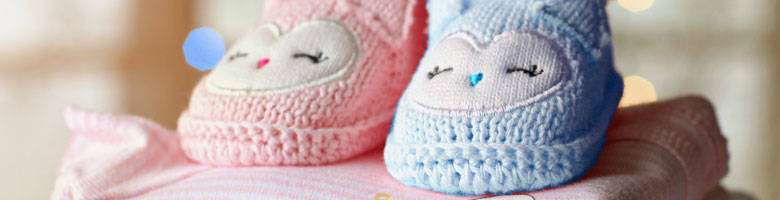 Warum kein Whirlpool in der Schwangerschaft - Babyschuhe rosa und blau