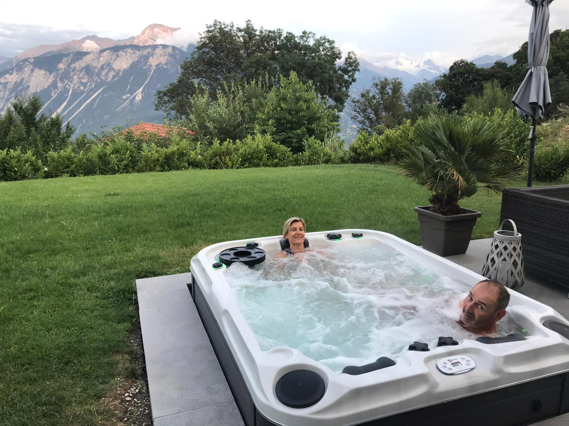 Whirlpool mit Ausblick auf die Berge als Referenz