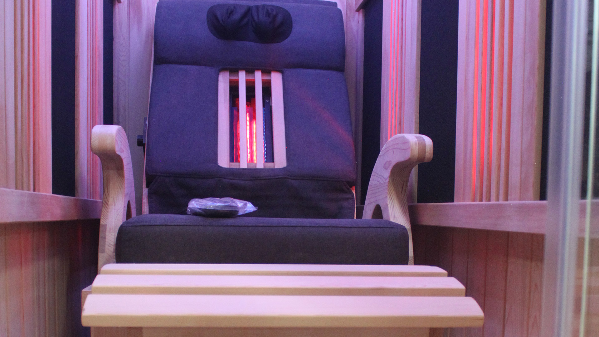 Infrarotkabine Zeder mit Massagesessel **Vollspektrumstrahler **